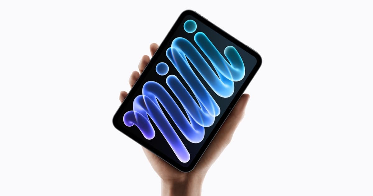 Новый iPad mini в руке, на экране — синие волны. Официальное изображение Apple.